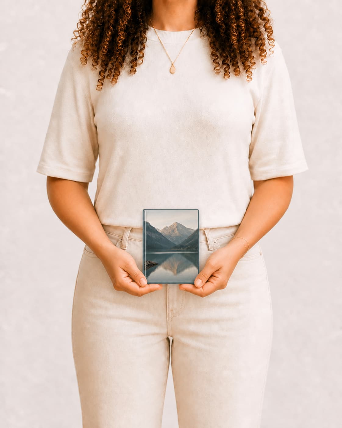 Álbum P, 15 × 20 cm, nas mãos