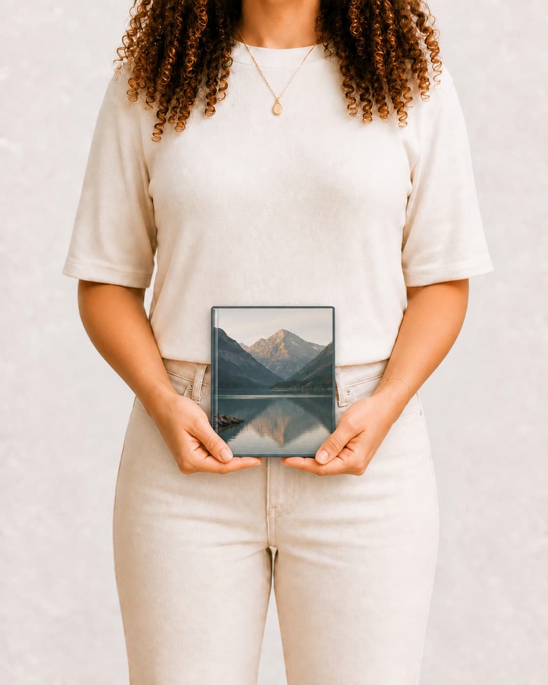 Álbum P, 20 × 25 cm, nas mãos
