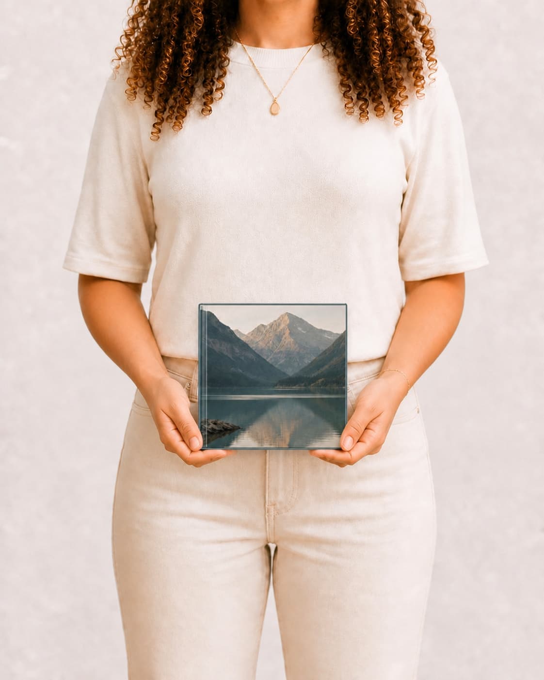 Álbum G, 25 × 25 cm, nas mãos