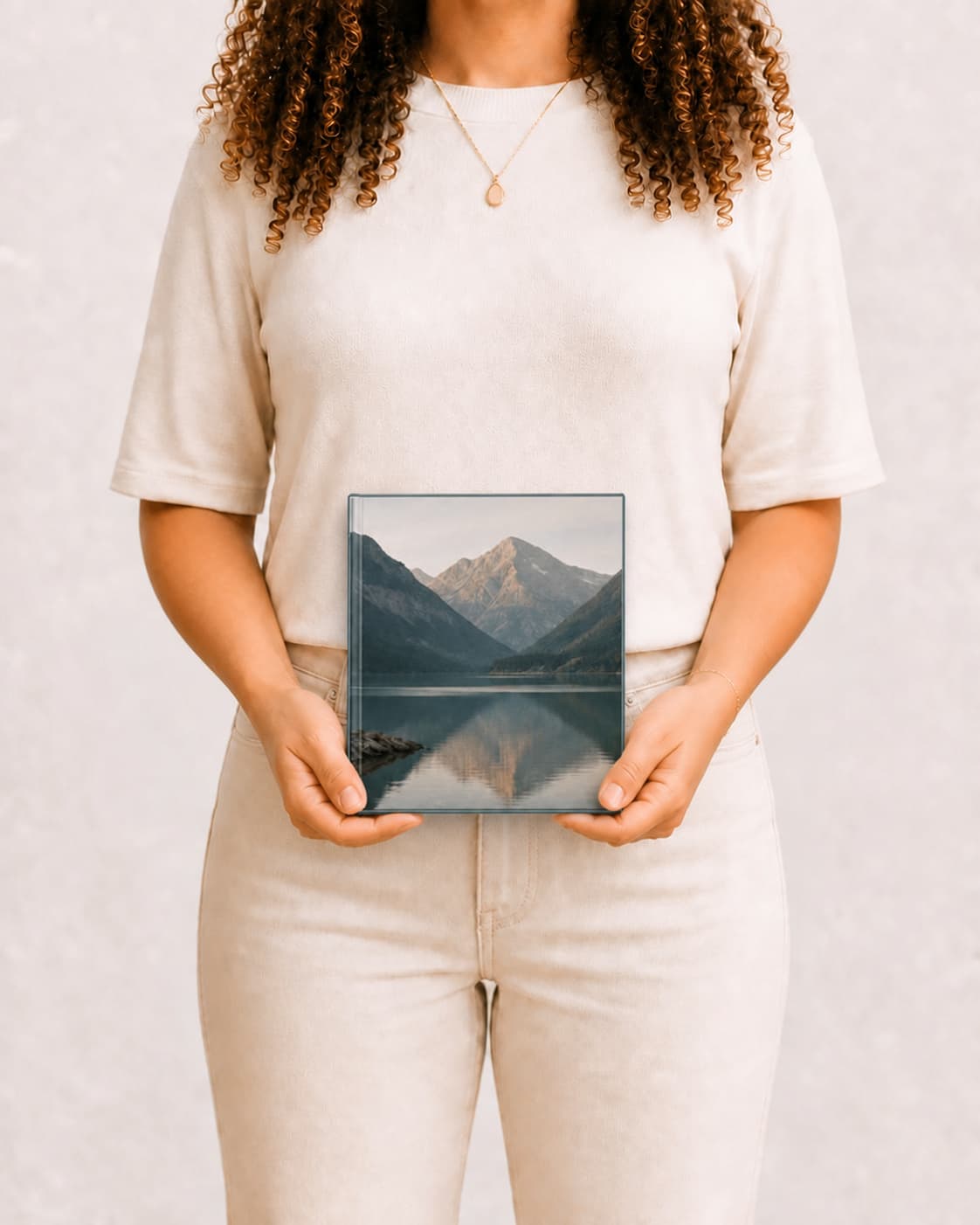 Álbum G, 25 × 30 cm, nas mãos