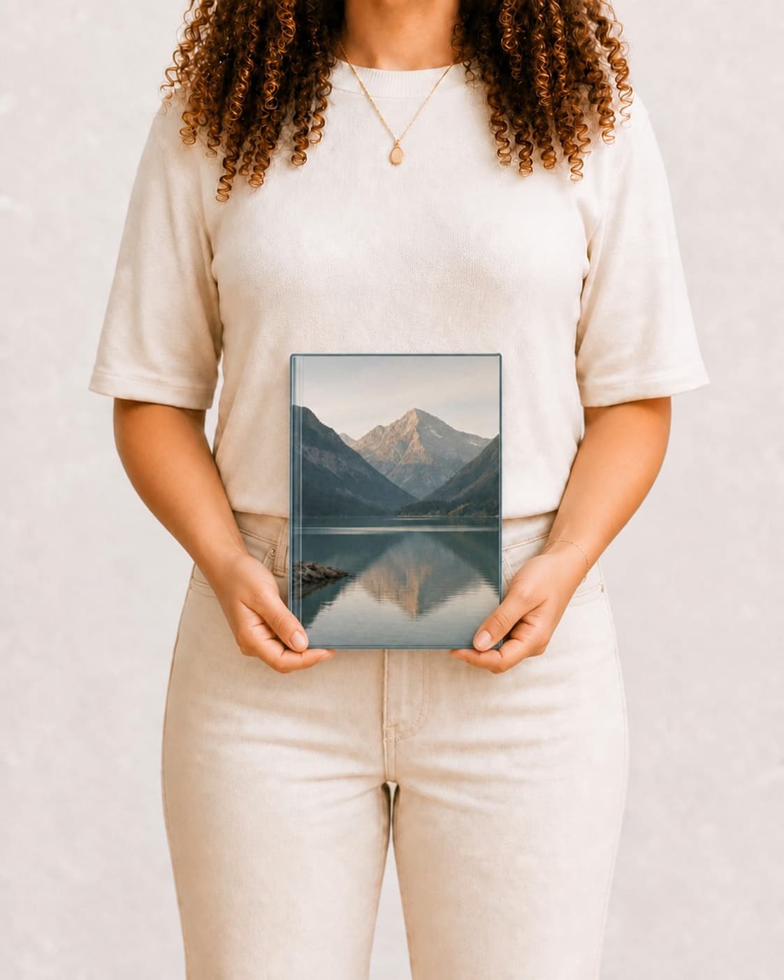 Álbum M, 25 × 35 cm, nas mãos