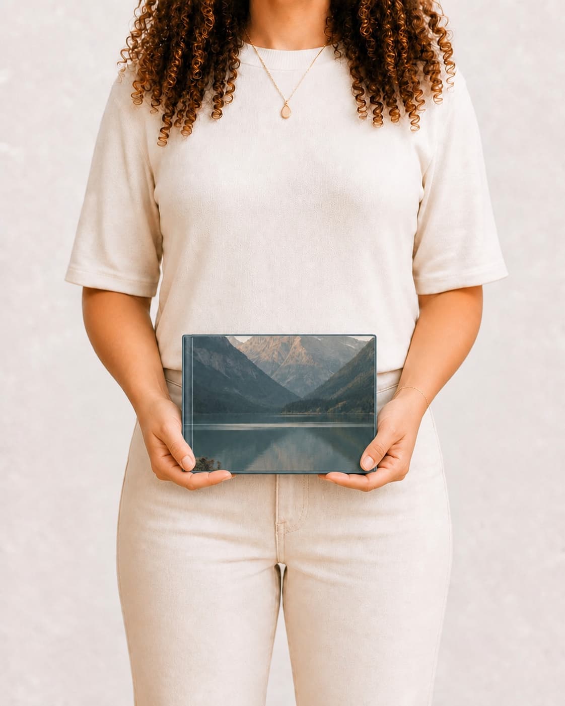 Álbum M, 30 × 20 cm, nas mãos