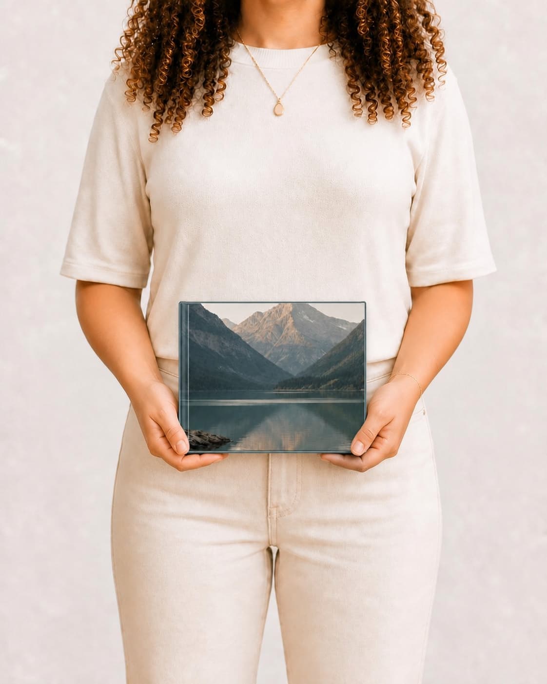Álbum G, 30 × 25 cm, nas mãos