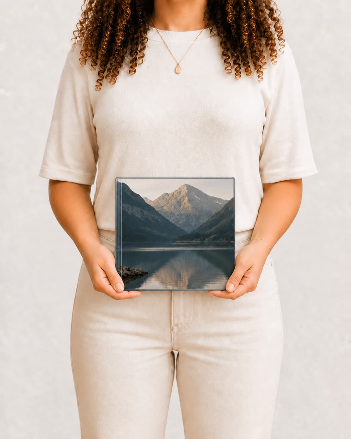 Álbum Grand, 30 × 30 cm, nas mãos