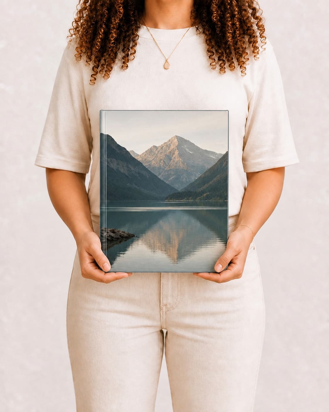 Álbum Grand, 35 × 45 cm, nas mãos
