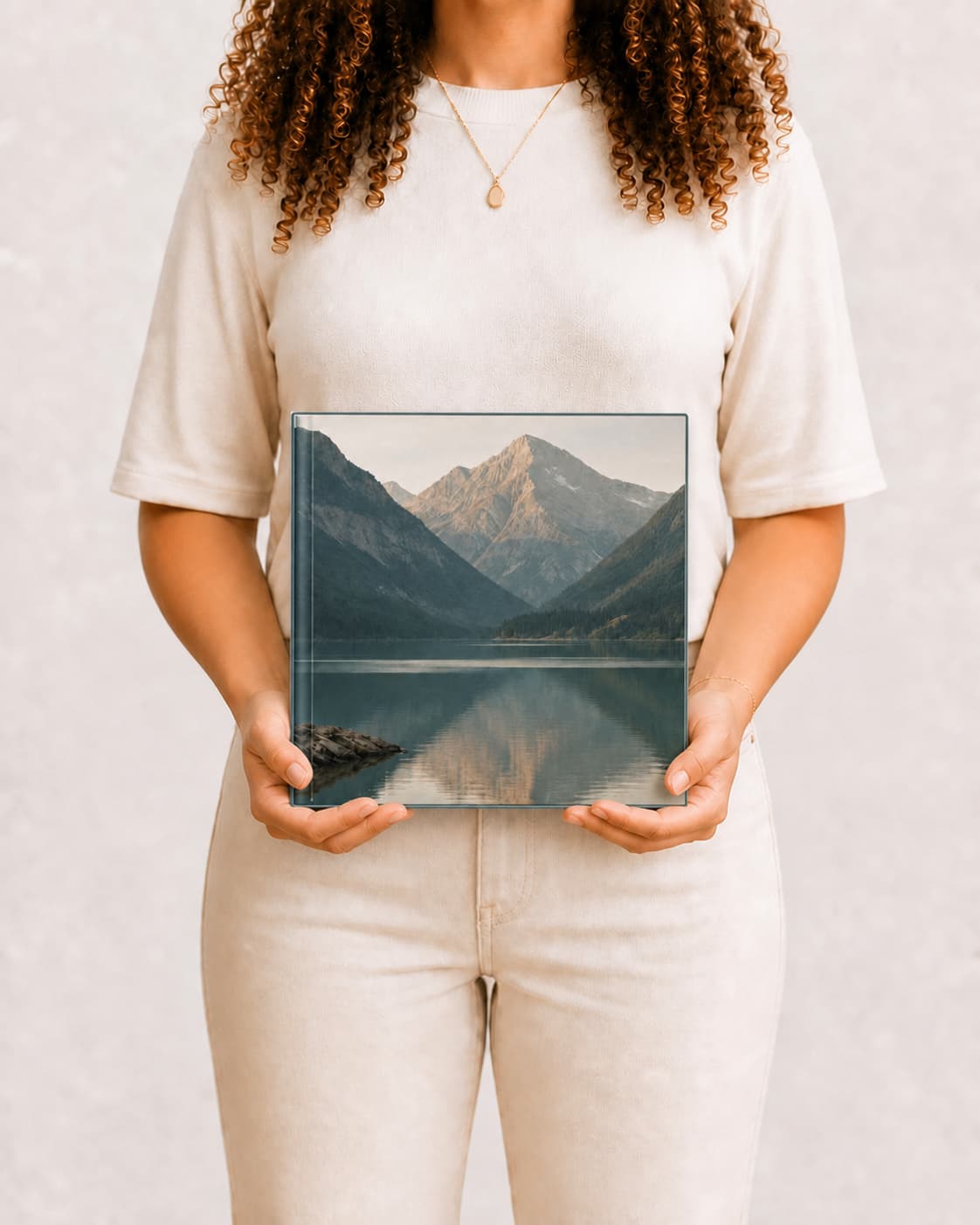 Álbum Grand, 38 × 38 cm, nas mãos