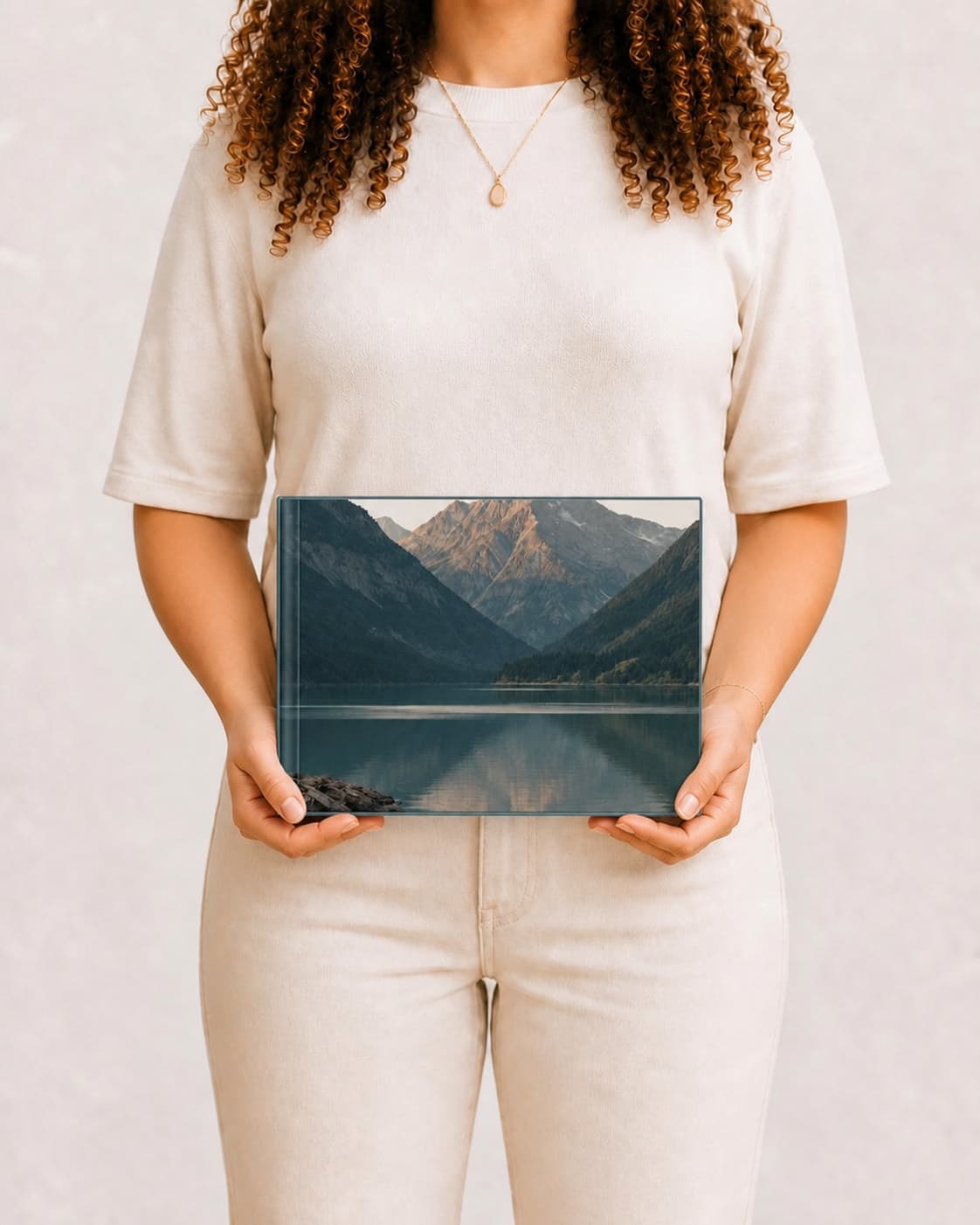 Álbum Grand, 40 × 30 cm, nas mãos