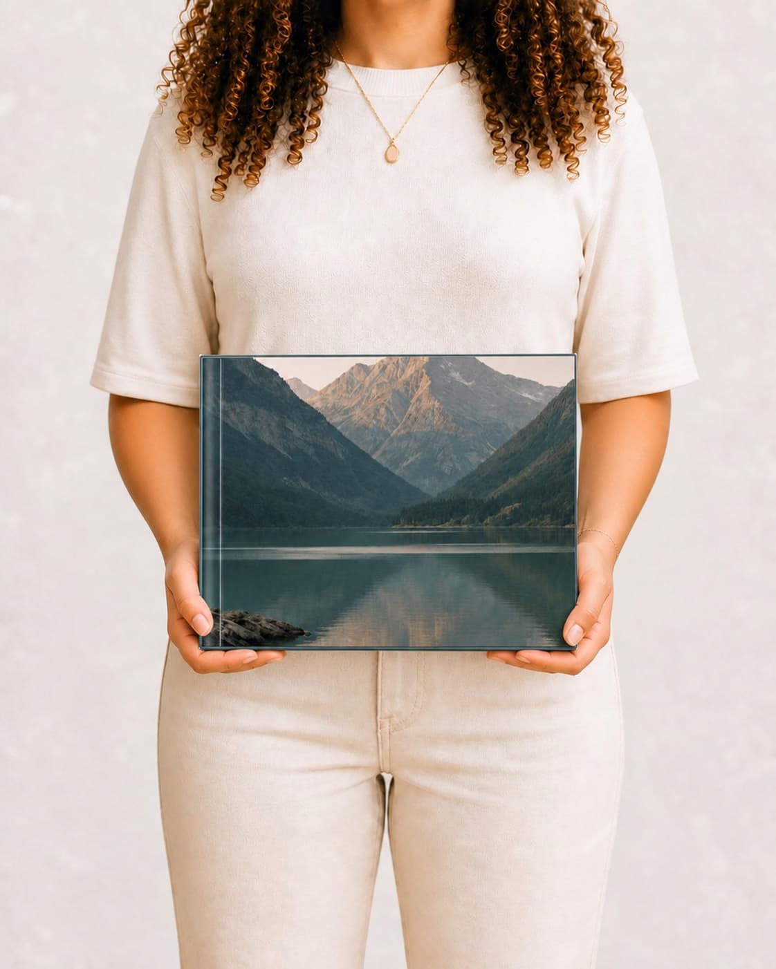 Álbum Grand, 45 × 35 cm, nas mãos