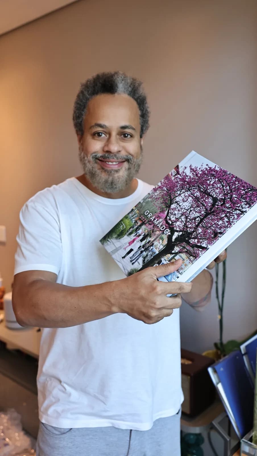 Jairo Santos segurando um Álbum Imperdível