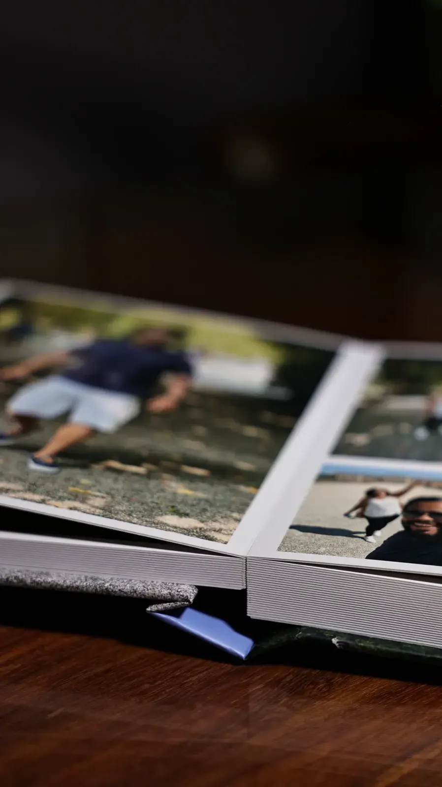 Álbum aberto mostrando fotos de pessoas num passeio ao ar livre