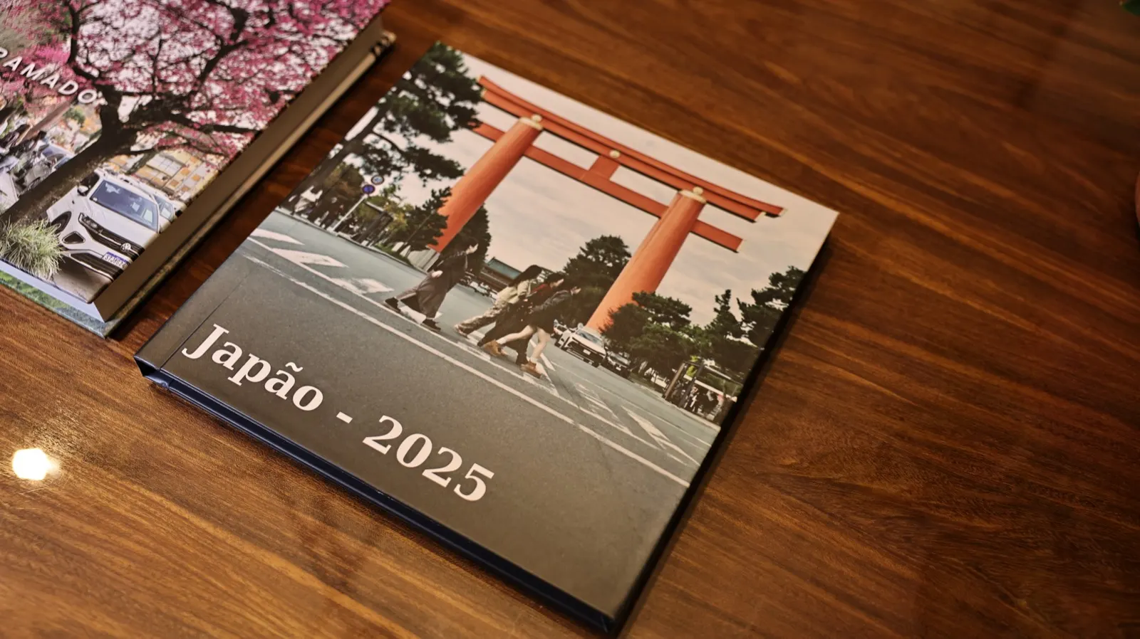Capa com foto: o álbum do Japão, com o título e o ano sobre a imagem do templo
